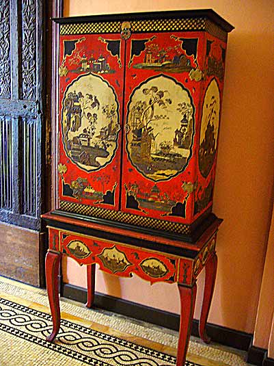 Chinese cabinet with Ginkgo trees (photo Cor Kwant)