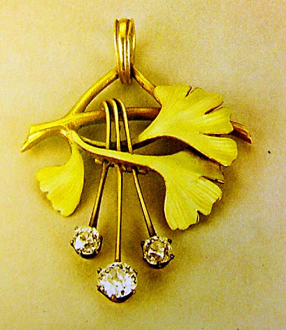 Ginkgo pendant by Faberge (photo Cor Kwant)