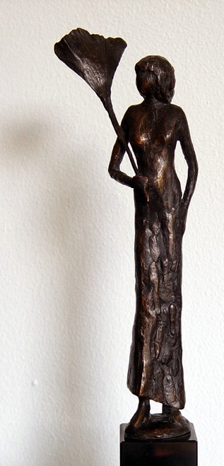 Mujer con hoja de Ginkgo. Escultura bronce (foto Cor Kwant)