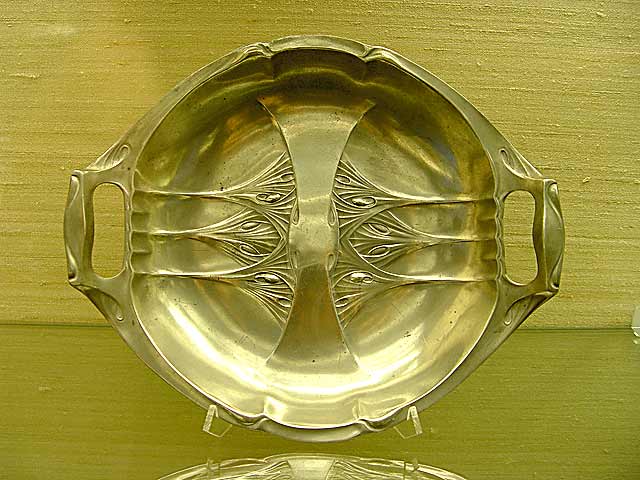 Art nouveau platter with Ginkgo leaves, Berghof, Geyer (photo Cor Kwant)