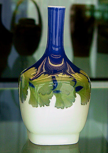 Vase with Ginkgo leaves (photo Cor Kwant)