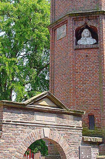 Harderwijk, Pays-Bas : Linn et le Ginkgo (photo Cor Kwant)